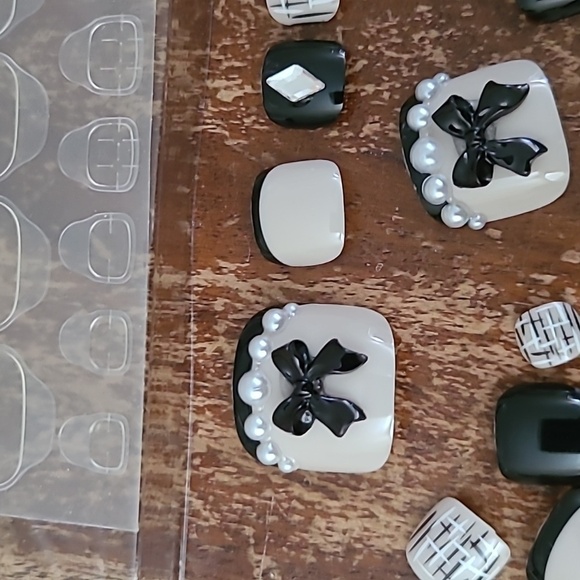 2/$16 3D Bows, Rhinestones, & Pearls Press on Toenails - Picture 16 of 17